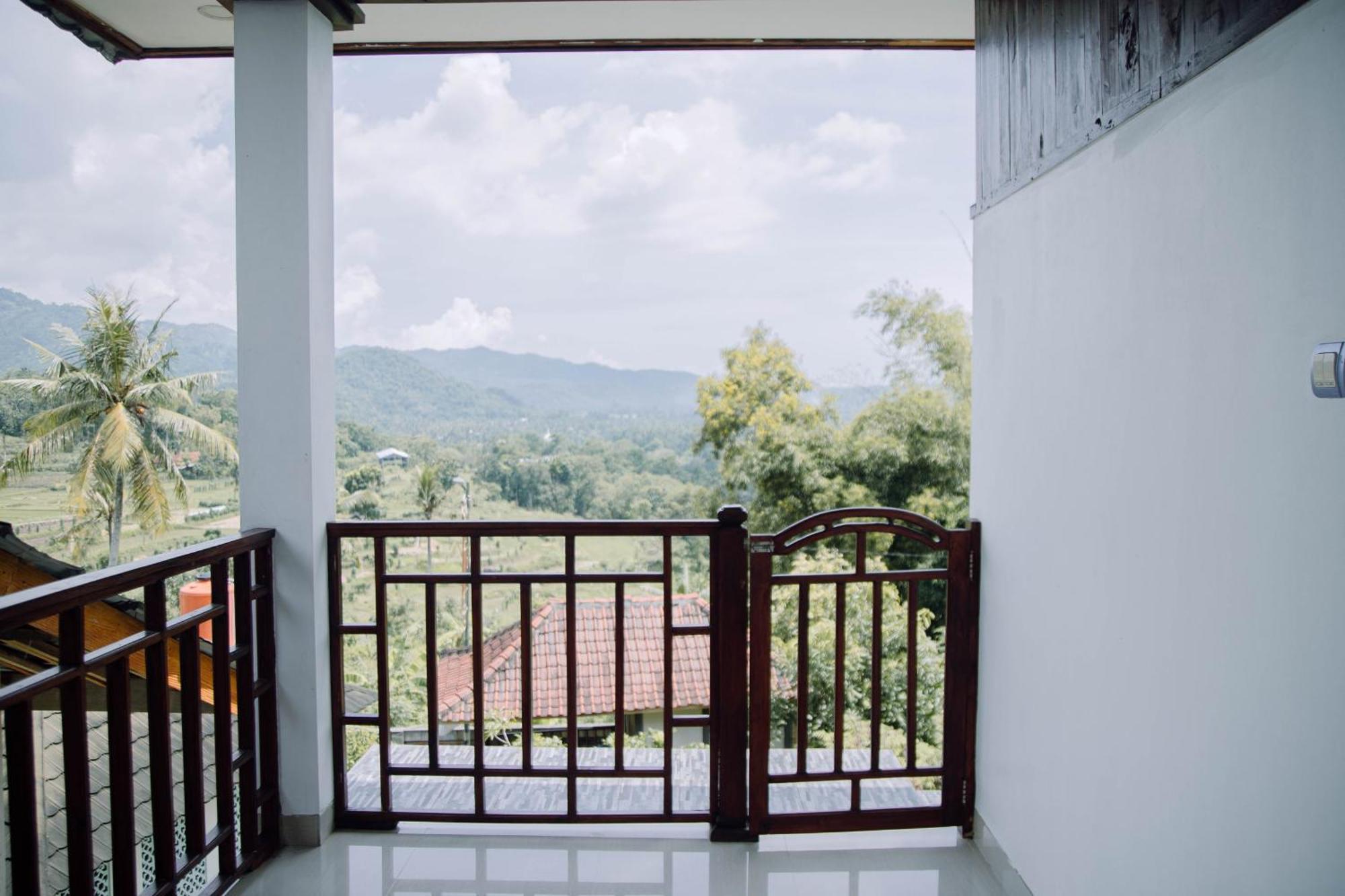 Reddoorz At Villa Bukit Senyum Lombok Kuripan  Exteriör bild